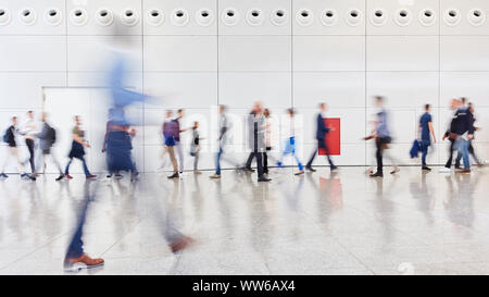 Molte persone passano attraverso il luminoso corridoio di un commercio equo Foto Stock