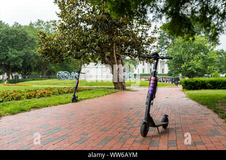 Washington DC, Stati Uniti d'America - 9 Giugno 2019: un noleggio scooter elettrico è parcheggiato sulla strada panoramica in Lafayette Square a Washington in un giorno di pioggia. Foto Stock