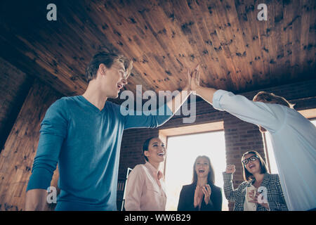 Close up foto la gente di affari ha lui la sua ella sua gestione partnership conseguimento clap bracci dare cinque ragazze applaudire festa grande giorno Foto Stock