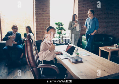 Close up foto la gente di affari ha lui la sua ella sua roba in ufficio moderno libera minuto pausa cena tè caffè mettere in pausa tutti aventi il resto tranne uno Foto Stock