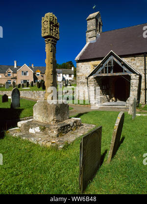 Visualizzare NW di S(L) e E(R) volti di Derwen medievale (C15th) predicazione croce in St Mary's sagrato, Denbighshire, Wales, Regno Unito: St Michael sulla faccia di s. Foto Stock