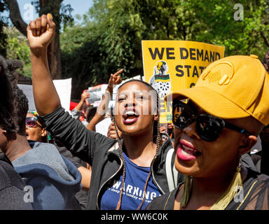 Johannesburg, Sud Africa. Xiii Sep, 2019. La gente a prendere parte a una protesta contro la violenza di genere a Johannesburg, Sud Africa Sett. 13, 2019. Migliaia di persone colpite dalle strade principali in Sandton Johannesburg per protestare contro la violenza di genere il venerdì. I gruppi della società civile assemblato da 3 a.m. al di fuori alla Borsa valori di Johannesburg (JSE) dove hanno inscenato Femicide scena. La simulazione della scena del crimine rappresentato ciò che le donne hanno di andare attraverso la causa di violenza basata sul genere. Credito: Yeshiel Panchia/Xinhua Foto Stock