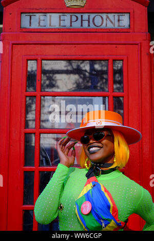 Correzione ritrasmesso BYLINE 'Cookiie' un designer di cappelli da Londra foto della Primavera/Estate 2020 London Fashion Week al BFC visualizza lo spazio, Strand, Londra. Foto Stock