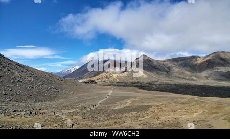 Sentiero escursionistico attraverso un paesaggio vulcanico, Tongariro Crossing in Nuova Zelanda Foto Stock