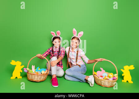 Lunghezza piena dimensione corpo foto della coppia di due allegro spensierato positivo di Nizza lieto incantevole plaid a scacchi jeans abiti azienda piena di gusto di cioccolato Foto Stock