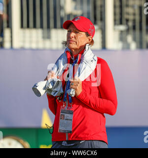 Solheim Cup, Gleneagles Regno Unito. Xiii Sep, 2019. La Solheim Cup è iniziato con "foursomes' oltre il PGA Centenary a Gleneagles. MARINA DI ALEX, che rappresenta gli Stati Uniti ha colpito la prima unità seguita da Bronte legge rappresentanza dell'Europa. Capitani del team JULIE INKSTER (USA) e CATRIONA MATTHEW (Europa) seguito il team di tutto il corso. Juli Inkster sul primo raccordo a t. Credito: Findlay/Alamy Live News Foto Stock