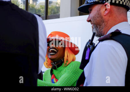 "Cookiie' un designer di cappelli da Londra foto della Primavera/Estate 2020 London Fashion Week al BFC visualizza lo spazio, Strand, Londra. Foto di credito dovrebbe leggere: Katie Collins/PA Instagram - @iamcookiie Foto Stock