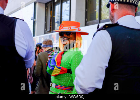 "Cookiie' un designer di cappelli da Londra foto della Primavera/Estate 2020 London Fashion Week al BFC visualizza lo spazio, Strand, Londra. Foto di credito dovrebbe leggere: Katie Collins/PA Instagram - @iamcookiie Foto Stock