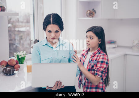 Ritratto di due belle carino bella attraente preoccupato perplesso persone ragazza ingannare copertura di chiusura il supporto di mamma e-commerce falliscono in bianco di luce Foto Stock