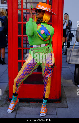 "Cookiie' un designer di cappelli da Londra foto della Primavera/Estate 2020 London Fashion Week al BFC visualizza lo spazio, Strand, Londra. Foto di credito dovrebbe leggere: Katie Collins/PA Instagram - @iamcookiie Foto Stock