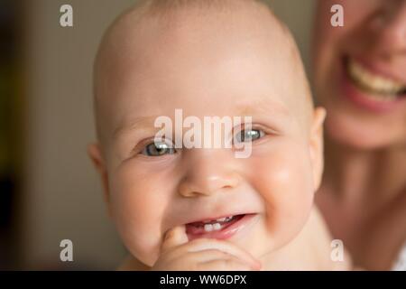 Bambino con il primo dentino, close-up Foto Stock
