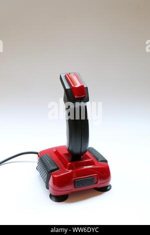 Berlino - Agosto 27, 2019: retrò classico Joystick rapido colpo II dagli anni Ottanta su bianco. Era molto popolare con la Commodore Amiga e C64 Gaming Com Foto Stock