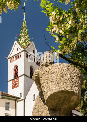 Statua di una lavandaia di fronte la chiesa di San Nicola a Wil, San Gallo Foto Stock