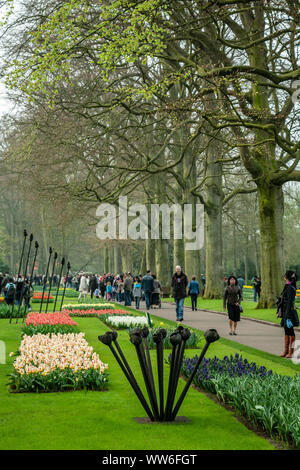 I turisti e i giardini e giardini Keukenhof, vicino a Lisse, Paesi Bassi Foto Stock