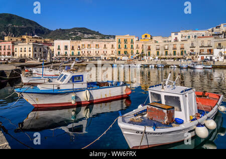 L'Italia, Sicilia e Isole Eolie Lipari Lipari città, porto di pescatori di Marina Corta Foto Stock