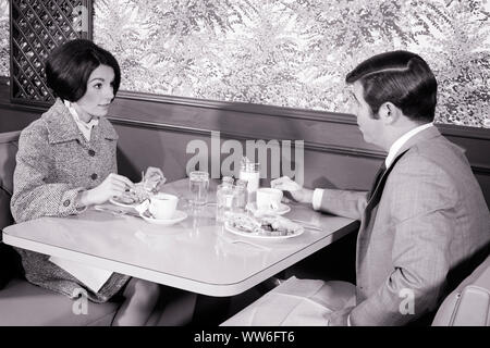 Anni sessanta GIOVANE UOMO E DONNA mangiare pranzo e cena in un ristorante o un COFFEE SHOP - d5764 HAR001 HARS conversazione 1 COMUNICAZIONE DI STILE LIFESTYLE femmine coniuge sposato mariti spazio copia amicizia a mezza lunghezza LADIES persone maschi B&W IMPRENDITRICE PARTNER DATING BRUNETTE indossare giacca e cravatta attrazione dello stand corteggiamento pranzo elegante imprenditrici COFFEE SHOP o la possibilità della cooperazione MID-adulto metà uomo adulto a metà donna adulta di attività sociale Appartenenza mogli in bianco e nero di etnia caucasica corteggiare i colleghi HAR001 in vecchio stile Foto Stock