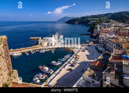 L'Italia, Sicilia e Isole Eolie Lipari Lipari città, porto di pescatori di Marina Corta con la Chiesa delle Anime del Purgatorio, vista dalla collina del castello Foto Stock