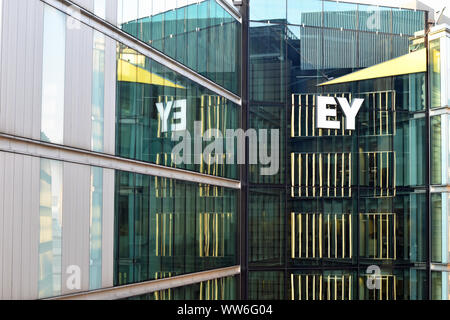 EY office di Londra con il logo e la riflessione di vetro del logo in windows office. Foto Stock