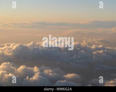 Bella e sognante nuvole e formazioni di nubi fotografato dal di sopra durante il tramonto / Alba. Foto Stock