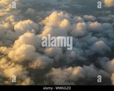 Bella e sognante nuvole e formazioni di nubi fotografato dal di sopra durante il tramonto / Alba. Foto Stock