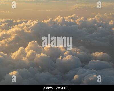 Bella e sognante nuvole e formazioni di nubi fotografato dal di sopra durante il tramonto / Alba. Foto Stock