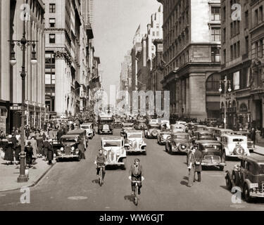 Anni Venti anni trenta due vie di traffico automobilistico pedoni ciclisti sulla Quinta Avenue alla 33RD STREET MANHATTAN NEW YORK CITY NY USA - Q74881 CPC001 HARS vecchio tempo occupato NOSTALGIA OLD FASHION AUTO SKYLINE capretti la sicurezza del veicolo la concorrenza AVENUE MANHATTAN LIFESTYLE FEMMINE VELOCITÀ BIKE NEGLI STATI UNITI spazio copia a tutta lunghezza LADIES ISPIRAZIONE ALLE PERSONE DEGLI STATI UNITI D'AMERICA AUTOMOBILE maschi ragazzo adolescente pedoni NY FIDUCIA TRASPORTO BICICLETTE B&W BIKE NORD AMERICA LIBERTÀ NORTH AMERICAN successo ad angolo ampio angolo di alta forza AUTOS piloti eccitazione esterna direzione di avanzamento A su Foto Stock