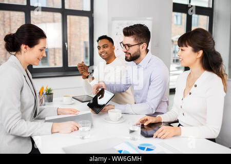 Reclutatori avente il colloquio di lavoro con il dipendente Foto Stock