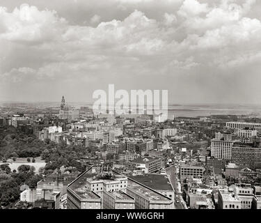 Degli anni Cinquanta VISTA DAL VECCHIO John Hancock Building 1947 guardando a nord-est di CUSTOM HOUSE TORRE Boston Massachusetts, STATI UNITI D'AMERICA - R805 FST001 HARS IN BIANCO E NERO in vecchio stile Foto Stock