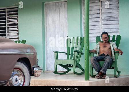 Scena di strada, uomo in sedia a dondolo, Trinidad, Vinales, Cuba Foto Stock