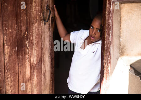 Scena di strada nei vicoli di Trinidad, Cuba Foto Stock