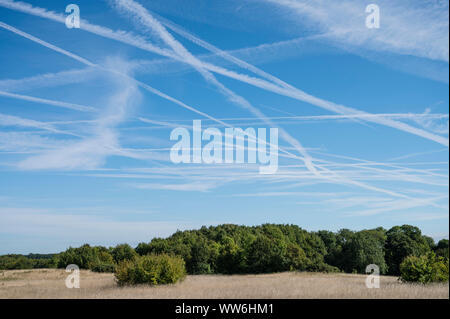 Sentieri di vapore nel Cielo di estate, Kent, Regno Unito Foto Stock