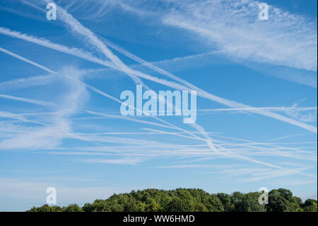 Sentieri di vapore nel Cielo di estate, Kent, Regno Unito Foto Stock