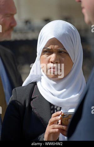 Londra, Regno Unito. Xiii Sep, 2019. I genitori di cinque anni Raqeeb Tafida - la ragazza al centro di una controversia legale in merito a se la sua vita di supporto devono essere ritirati (al momento sulla ventilazione al Royal Hospital di Londra dopo una lesione cerebrale in febbraio) Ritorno all Alta Corte sperando di essere autorizzato a prendere la loro figlia in Italia per un ulteriore trattamento. Shelina iniziata - Tafida della madre. Credito: PjrFoto/Alamy Live News Foto Stock