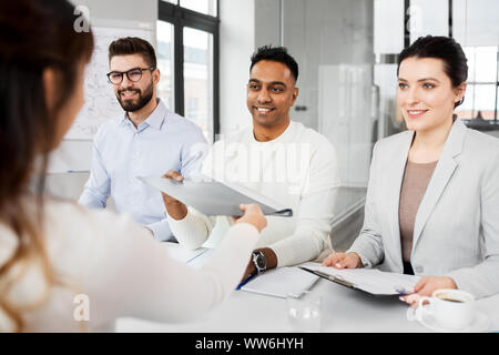 Reclutatori avente il colloquio di lavoro con il dipendente Foto Stock