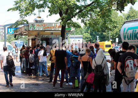 Germania, Berlino, coda nella parte anteriore della cabina di kebab Foto Stock