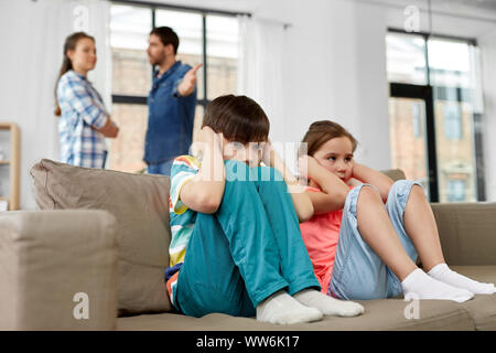 Triste bambini e genitori quarreling a casa Foto Stock