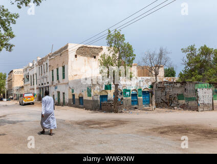 Uomo somalo a piedi nella città vecchia, Sahil regione berbera, il Somaliland Foto Stock