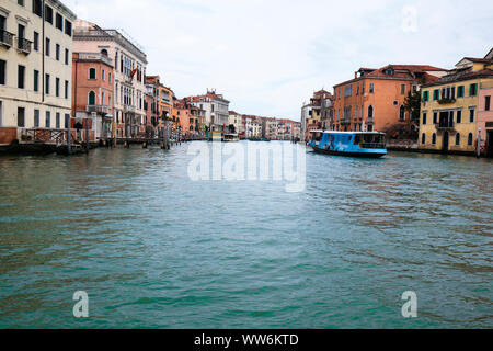 Vista da un canale sul case in affitto a Venezia Foto Stock