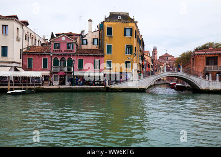 Vista da un canale sul case in affitto a Venezia Foto Stock