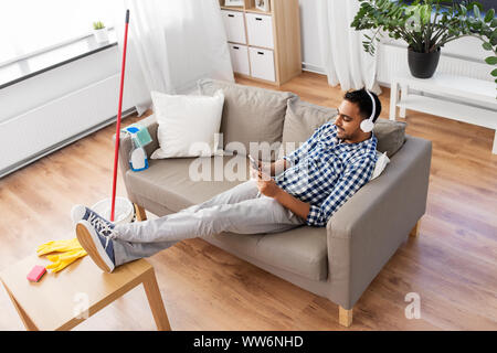 Divano per pulizia maschile indiano con aspirapolvere moderno Foto stock -  Alamy