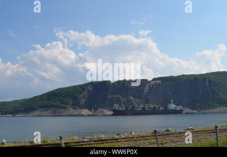 Estate in Nuova Scozia: Porcupine Mountain Quarry a Aulds Cove sulla riva dello stretto di Canso, come visto da Canso Causeway Foto Stock