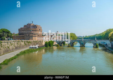 Castel Sant'Angelo sulle rive del fiume Tevere a Roma, Italia Foto Stock