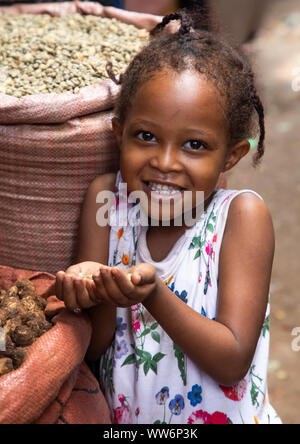 Sorridente ragazza etiope nel mercato del grano, Harari regione, Harar, Etiopia Foto Stock