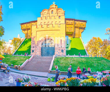 KIEV, UCRAINA - 18 OTTOBRE 2018: Il mercato dei fiori spontaneo nel centro della città presso l'enorme monumento medievale alle porte d'oro, il 18 ottobre a Kiev Foto Stock