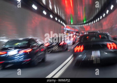 Vetture con Motion Blur guidando attraverso il tunnel, New Jersey, STATI UNITI D'AMERICA Foto Stock