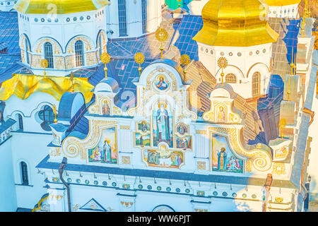 Gli incredibili grandi affreschi dei Santi sul frontone della Cattedrale della Dormizione di Kiev Pechersk Lavra Cave Monastery, Ucraina Foto Stock