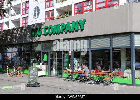 Berlino, Germania - 11 settembre 2019: Shopfront del supermercato organico Bio Company a Kreuzberg. Si tratta di una grande catena di vendita cibo organico e promozione Foto Stock