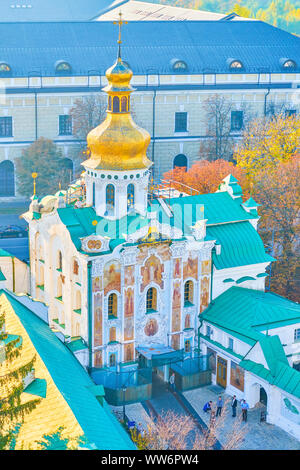 KIEV, UCRAINA - 18 OTTOBRE 2018: La porta della Chiesa della Trinità con splendidi affreschi medievali, Kyiv Pechersk Lavra Cave Monastery, Ucraina Foto Stock