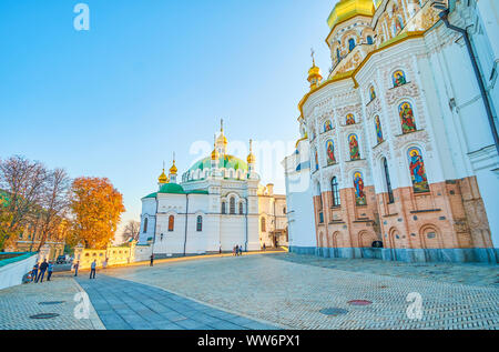 KIEV, UCRAINA - 19 OTTOBRE 2018: Abside della Cattedrale della Dormizione e Chiesa del Refettorio con cupola verde sul territorio di Kiev Pechersk Lavra Cave Monastery Foto Stock