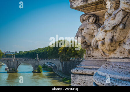 Leone la faccia presente alla base delle sculture di Vittorio Emanuele II ponte di Roma, Italia Foto Stock